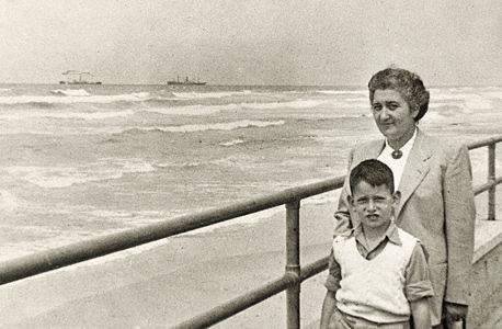 1950. יונה יהב, בן 6, עם אימו אתל בחוף הים בתל אביב 1950. יונה יהב, בן 6, עם אימו אתל בחוף הים בתל אביב