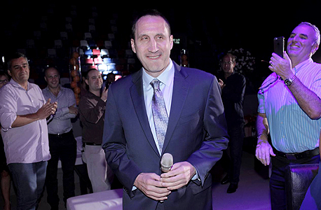 דיוויד בלאט. "אני זוכר שבגמר היורוליג, כשהיינו בפיגור ונראה שאנחנו הולכים להפסיד, דיוויד בלאט - שהיה ענק בלהבין אנשים ולהגיד את הדבר הנכון בזמן הנכון - הסתכל עלינו על הספסל, חייך ופשוט הודה לנו. 'תודה שהגעתם עד כאן. תהנו מהרגע' אמר. וזה היה מדהים. פתאום לא הרגשנו לחץ ופשוט חזרנו לקלוע ולשחק הגנה - וניצחנו. וזה היה רק בגלל המילים הנכונות שלו". דיוויד בלאט. "אני זוכר שבגמר היורוליג, כשהיינו בפיגור ונראה שאנחנו הולכים להפסיד, דיוויד בלאט - שהיה ענק בלהבין אנשים ולהגיד את הדבר הנכון בזמן הנכון - הסתכל עלינו על הספסל, חייך ופשוט הודה לנו. 'תודה שהגעתם עד כאן. תהנו מהרגע' אמר. וזה היה מדהים. פתאום לא הרגשנו לחץ ופשוט חזרנו לקלוע ולשחק הגנה - וניצחנו. וזה היה רק בגלל המילים הנכונות שלו".