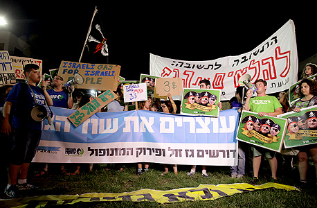 הפגנה על מתווה הגז אמש. כותרות כמו "שוד הגז" עושות רעש בפייסבוק, אך בפועל, אינן מסייעות הפגנה על מתווה הגז אמש. כותרות כמו "שוד הגז" עושות רעש בפייסבוק, אך בפועל, אינן מסייעות