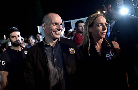 ורופקיס ואשתו בהפגנה באתונה, צילום: איי אף פי