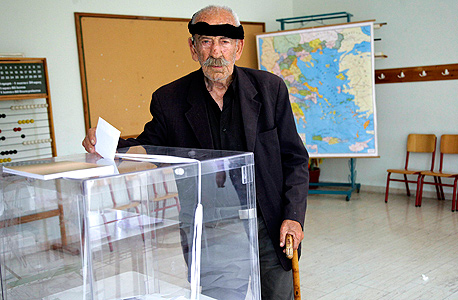 קשיש בכרתים מצביע במשאל העם קשיש בכרתים מצביע במשאל העם