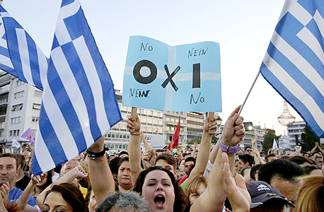 מצביעי ה"לא" באתונה אחרי תוצאות משאל העם