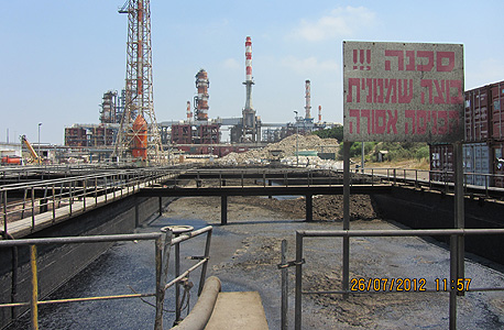 הבוצה שהצטברה בחצר המפעל של בזן. "פסולת מסוכנת בכמות אדירה של 28 אלף טון" הבוצה שהצטברה בחצר המפעל של בזן. "פסולת מסוכנת בכמות אדירה של 28 אלף טון"