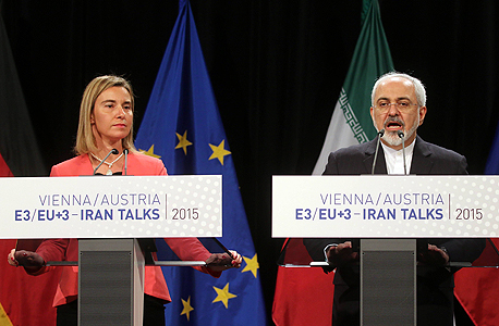 חתימת ההסכם עם איראן. שר החוץ האיראני מוחמד זריף מימין עם שרת החוץ של האיחוד האירופי פדריקה מוגריני