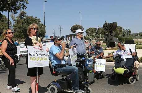 הפגנת נכים בירושלים, החודש. "אין סל שמגדיר בחוק מה מגיע להם. מה שיש בתקציב אתה נותן ומה שלא לא" הפגנת נכים בירושלים, החודש. "אין סל שמגדיר בחוק מה מגיע להם. מה שיש בתקציב אתה נותן ומה שלא לא"