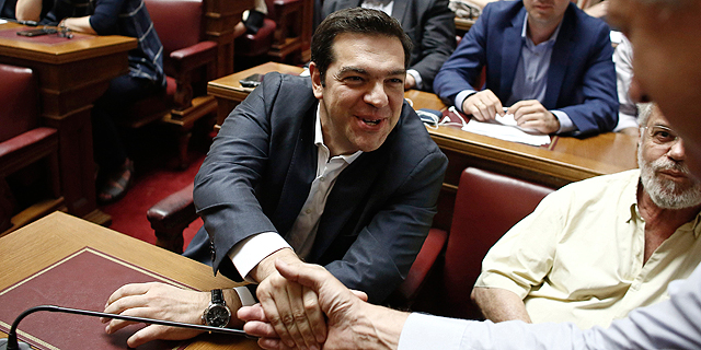 ראש ממשלת יוון אלכסיס ציפרס אמש בפרלמנט, צילום: בלומברג