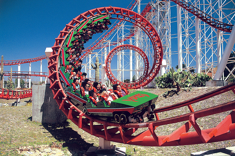 רכבת ההרים "Full Throttle" ב"סיקס פלאגס: מג'יק מאונטן" רכבת ההרים "Full Throttle" ב"סיקס פלאגס: מג'יק מאונטן"