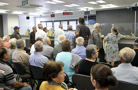 לקוחות ממתינים בתוך סניף של "בנק פיראוס" באתונה לקוחות ממתינים בתוך סניף של "בנק פיראוס" באתונה