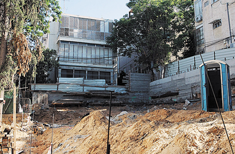 בנייה ברחוב טייבר בגבעתיים (ארכיון) בנייה ברחוב טייבר בגבעתיים (ארכיון)