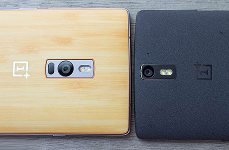 מכשיר ה-OnePlus 2 (משמאל), לצד קודמו מכשיר ה-OnePlus 2 (משמאל), לצד קודמו