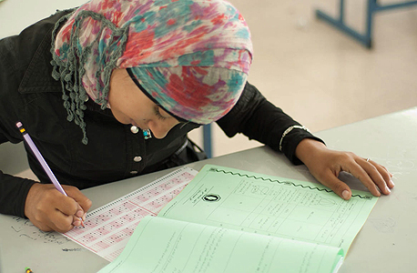 נערה ערבייה פותרת בחינה פסיכומטרית נערה ערבייה פותרת בחינה פסיכומטרית