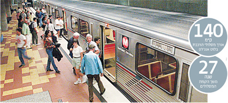נוסעים עולים ויורדים מקרון הרכבת התחתית בתחנת הוליווד, לוס אנג'לס נוסעים עולים ויורדים מקרון הרכבת התחתית בתחנת הוליווד, לוס אנג'לס