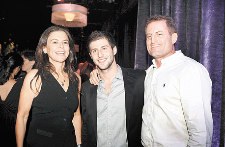 תום להט עם הוריו עופרה שטראוס ודן להט, 2010. "מאוד מקווה שעוד אמצא דרך להגיע לשטראוס" תום להט עם הוריו עופרה שטראוס ודן להט, 2010. "מאוד מקווה שעוד אמצא דרך להגיע לשטראוס"