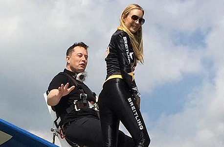 אלון מאסק ו אשתו טלולה ריילי על כנפי מטוס 