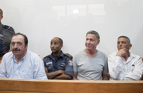 מימין: שאול מזרחי, שי ברס ואלכס ויזניצ'ר בביהמ"ש מימין: שאול מזרחי, שי ברס ואלכס ויזניצ'ר בביהמ"ש