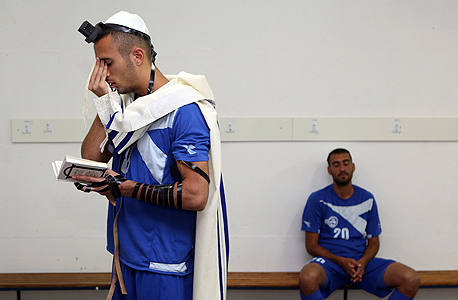 תפילה לפני משחק. "זו אמנות קשה מאוד, לחסום את הספק לפני תחרויות, אבל האמונה באלוהים מאפשרת להתרומם מעל החרדות, הספקות והמתח שפעמים רבות משתקים" תפילה לפני משחק. "זו אמנות קשה מאוד, לחסום את הספק לפני תחרויות, אבל האמונה באלוהים מאפשרת להתרומם מעל החרדות, הספקות והמתח שפעמים רבות משתקים"