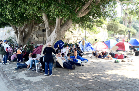 פליטים למרגלות המבצר של קוס פליטים למרגלות המבצר של קוס