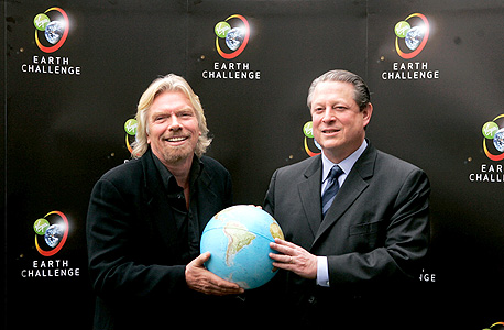 ברנסון (משמאל) ואל גור משיקים ב־2007 את תחרות Virgin Global Challange. קית ואייזנברגר בגמר ברנסון (משמאל) ואל גור משיקים ב־2007 את תחרות Virgin Global Challange. קית ואייזנברגר בגמר