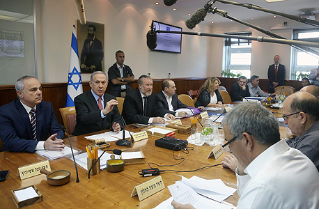 מימין שר האוצר משה כחלון, מולו ראש הממשלה בנימין נתניהו מימין שר האוצר משה כחלון, מולו ראש הממשלה בנימין נתניהו