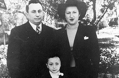 1942. חנינא ברנדס, בן חמש, עם הוריו גבריאל וחנה בחיפה 1942. חנינא ברנדס, בן חמש, עם הוריו גבריאל וחנה בחיפה
