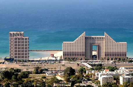 מימין: מגדלי חוף הכרמל ומלון לאונרדו חיפה מימין: מגדלי חוף הכרמל ומלון לאונרדו חיפה