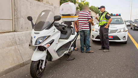 משטרה נתיבי תחבורה ציבוריים דו"ח לרוכב אופנוע שנהג בנת"צ בנתיבי איילון, צילום: עידו ארז