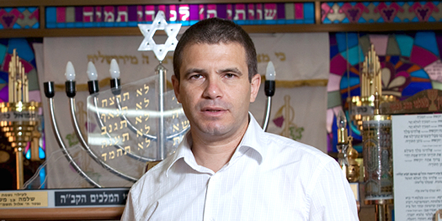 גל הירש נחקר באזהרה בחשד שחברה בבעלותו זכתה במכרז עסקי שלא כדין