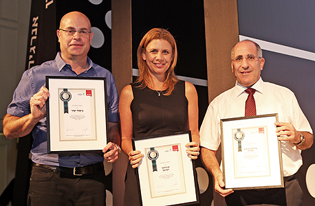 מימין: סמנכ"ל שירותי בריאות כללית גדי כהן; מנכ"לית יוניליוור ענת גבריאל; ומנכ"ל ביטוח ישיר רביב צולר מימין: סמנכ"ל שירותי בריאות כללית גדי כהן; מנכ"לית יוניליוור ענת גבריאל; ומנכ"ל ביטוח ישיר רביב צולר