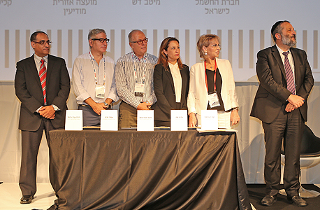 הכרזת הזוכים בתחרות; מימין: אריה דרעי, יפה ויגודסקי, גלית חמי, איקה אברבנאל, אמיר חייק, אורן גרופי הכרזת הזוכים בתחרות; מימין: אריה דרעי, יפה ויגודסקי, גלית חמי, איקה אברבנאל, אמיר חייק, אורן גרופי