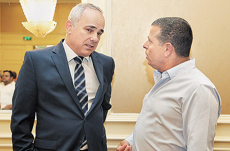 מימין: ח"כ איתן כבל ושר האנרגיה יובל שטייניץ מימין: ח"כ איתן כבל ושר האנרגיה יובל שטייניץ