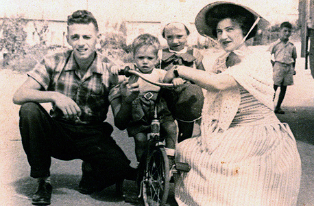 1959. איציק אברכהן, בן 4, עומד במרכז, עם אחיו רענן בן השנתיים והוריו אברהם ורותי, ליד הבית במגדל העמק 1959. איציק אברכהן, בן 4, עומד במרכז, עם אחיו רענן בן השנתיים והוריו אברהם ורותי, ליד הבית במגדל העמק