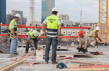 הפועלים בפעולה. הטורקים מעורבים בבניית מרבית המגדלים בתל אביב