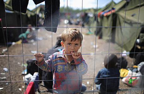 ילד במחנה פליטים בהונגריה
