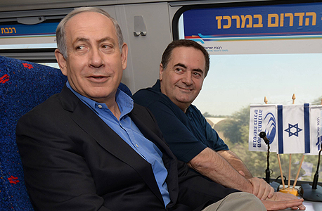 מימין ישראל כץ ובנימין נתניהו חונכים את קו הרכבת באשקלון מימין ישראל כץ ובנימין נתניהו חונכים את קו הרכבת באשקלון