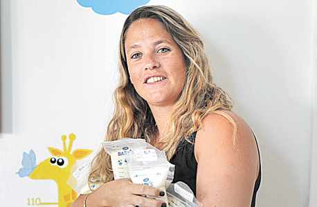 טל מוסצ'ו, תורמת חלב אם, עם שקיות חלב שאוב שלה. "בהיריון הקודם היה לי עודף שפשוט זרקתי. הפעם החלטתי לאסוף ולתרום" טל מוסצ'ו, תורמת חלב אם, עם שקיות חלב שאוב שלה. "בהיריון הקודם היה לי עודף שפשוט זרקתי. הפעם החלטתי לאסוף ולתרום"
