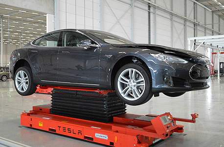 דגם S של טסלה במפעל החדש בהולנד. 400–200 מכוניות בשבוע
