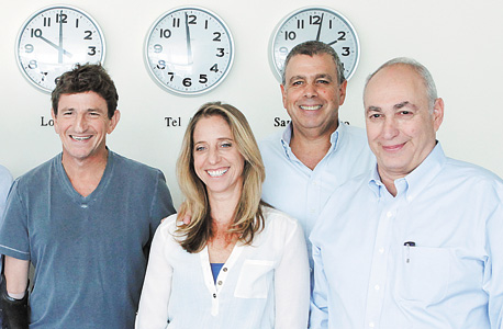 עם אנשי קרן פיטנגו. מימין: חמי פרס, אהרל'ה מנקובסקי שגב ורמי ברכה. "השותפים הוותיקים מאוד מחוברים זה לזה. כצעירה, הרגשתי שאין לי לאן לגדול שם" עם אנשי קרן פיטנגו. מימין: חמי פרס, אהרל'ה מנקובסקי שגב ורמי ברכה. "השותפים הוותיקים מאוד מחוברים זה לזה. כצעירה, הרגשתי שאין לי לאן לגדול שם"