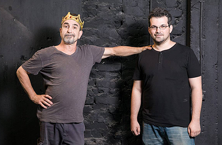 פרחומובסקי (מימין) עם השחקן אוהד שחר. "בתיאטרון אני קולנועי, בקולנוע אני בימתי" פרחומובסקי (מימין) עם השחקן אוהד שחר. "בתיאטרון אני קולנועי, בקולנוע אני בימתי"