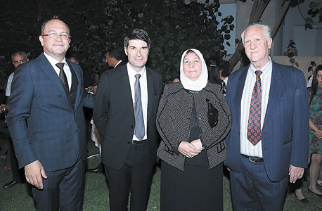 מסלמני עם הוריו חאדר ונייפה והשגריר פטריק מזונאב בטקס ביום חמישי מסלמני עם הוריו חאדר ונייפה והשגריר פטריק מזונאב בטקס ביום חמישי