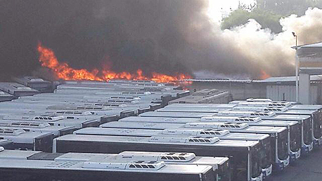 שריפת ענק במסוף האוטובוסים של דן ליד קניון איילוןשריפת ענק במסוף האוטובוסים של דן ליד קניון איילון, צילום: עידו ארז
