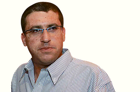צחי לנדאו: "הגיע המועד שבו היינו צריכים לפרוע 5 מיליון שקלים. זה לא סכום גדול לחברה עם מחזור של 200 מיליון שקל. הסכום היה צריך להתקבל מיזם שעמו עבדנו, אך הוא התחמק והיתה פרצה בחוזה. זו התוצאה של חוזים דרקוניים" צחי לנדאו: "הגיע המועד שבו היינו צריכים לפרוע 5 מיליון שקלים. זה לא סכום גדול לחברה עם מחזור של 200 מיליון שקל. הסכום היה צריך להתקבל מיזם שעמו עבדנו, אך הוא התחמק והיתה פרצה בחוזה. זו התוצאה של חוזים דרקוניים"
