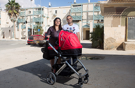 בן אמזלג ונילי אהרון: 60 שנה המדינה לא השקיעה כאן, ופתאום הפכנו להזדמנות נדל"נית וכולם מסתערים, חוץ מאיתנו. המחירים לא גבוהים לאנשי המרכז. אבל למי שמרוויח 5,000–4,000 שקל זה המון" בן אמזלג ונילי אהרון: 60 שנה המדינה לא השקיעה כאן, ופתאום הפכנו להזדמנות נדל"נית וכולם מסתערים, חוץ מאיתנו. המחירים לא גבוהים לאנשי המרכז. אבל למי שמרוויח 5,000–4,000 שקל זה המון"