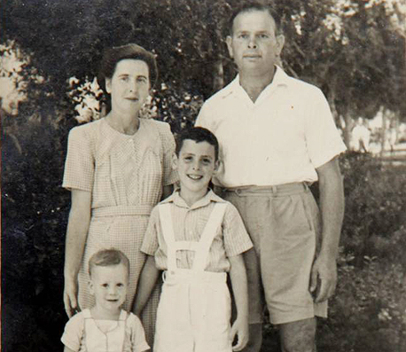 1948. צבי סטפק בן השנתיים עם אמו אסתר, אביו פנחס ואחיו ידעאל (8), תל אביב 1948. צבי סטפק בן השנתיים עם אמו אסתר, אביו פנחס ואחיו ידעאל (8), תל אביב