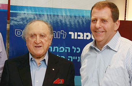 זינגר עם דוד עזריאלי. "מימשתי כמעט את כל הפורטפוליו — ואז קרה הפנצ'ר של עסקת סונול" זינגר עם דוד עזריאלי. "מימשתי כמעט את כל הפורטפוליו — ואז קרה הפנצ'ר של עסקת סונול"