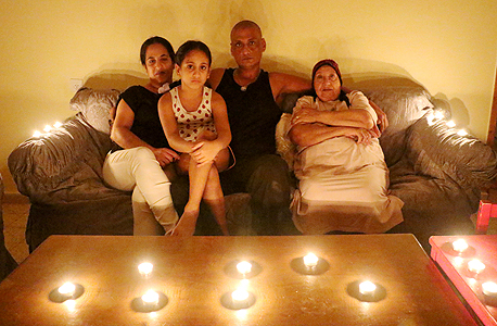 משפחת חזי מרחובות בעת הפסקת החשמל בסערה