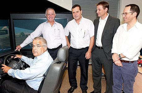 אקרמן חונך סימולטור נהיגה של אלביט, 2011. "לאלביט יש מי שינהל אותה. את הצפון אני לא רואה מישהו אחר שינהל" אקרמן חונך סימולטור נהיגה של אלביט, 2011. "לאלביט יש מי שינהל אותה. את הצפון אני לא רואה מישהו אחר שינהל"