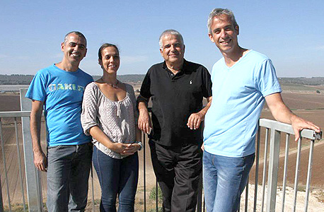 מימין לשמאל: אופיר דובובי, יוסי אקרמן, קרן סגל וגלעד ויצמן, השותפים לחברת Open Valley. אקרמן: "הגיל שלי הוא כנראה כמו של שלושתם ביחד" מימין לשמאל: אופיר דובובי, יוסי אקרמן, קרן סגל וגלעד ויצמן, השותפים לחברת Open Valley. אקרמן: "הגיל שלי הוא כנראה כמו של שלושתם ביחד"