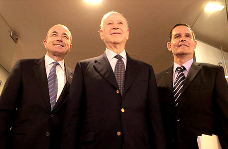 ינאי (מימין), פרוסט ולוין, עם ההכרזה על חילופי המנכ"לים בטבע ב־2012. "אני לא מוטרד ממה שקרה אפילו לדקה. זה הכל רעש" ינאי (מימין), פרוסט ולוין, עם ההכרזה על חילופי המנכ"לים בטבע ב־2012. "אני לא מוטרד ממה שקרה אפילו לדקה. זה הכל רעש"