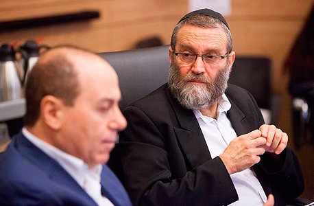 מימין: גפני וסילבן שלום. יו"ר ועדת הכספים חשב שלא יתנגש עם ראש הממשלה מימין: גפני וסילבן שלום. יו"ר ועדת הכספים חשב שלא יתנגש עם ראש הממשלה