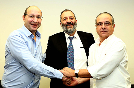 מימין: שרגא ברוש, אריה דרעי, אבי ניסנקורן. הסכם על הוספת ימי חופשה מימין: שרגא ברוש, אריה דרעי, אבי ניסנקורן. הסכם על הוספת ימי חופשה